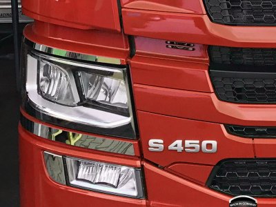 Detalj för montering runt strålkastarna i Rostfritt stål till Scania R/S-serien från 2017-